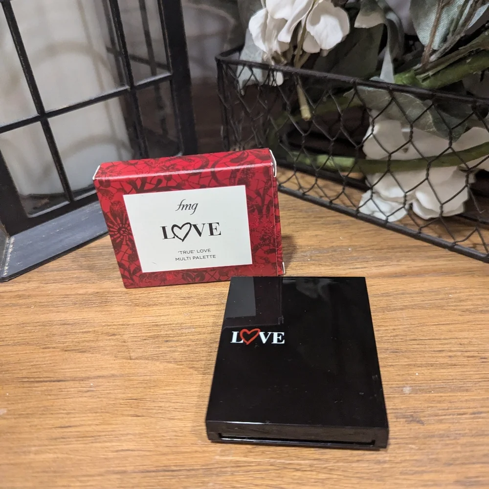 Avon fmg True Love Multi Color Palette Shadow